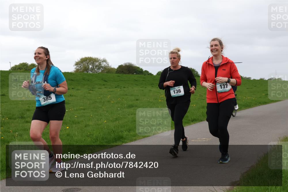 04.05.2025 - 8. Wedeler Halbmarathon Lena Gebhardt http://msf.ph/oto/7842420 04.05.2025 12:13:28 Laufen 385, 136, 137 meine-sportfotos.de