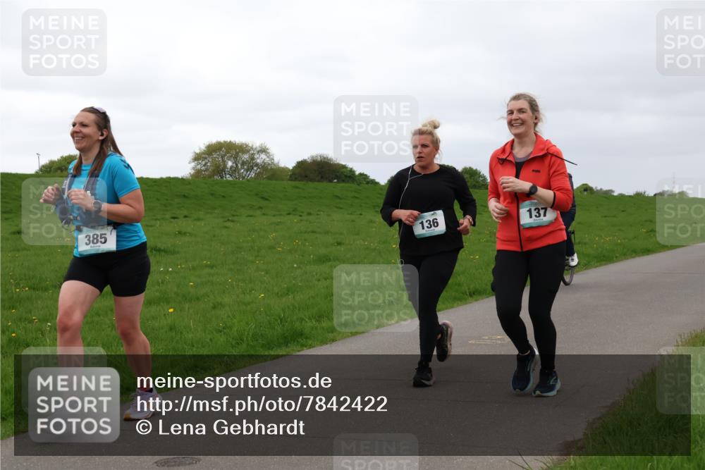 04.05.2025 - 8. Wedeler Halbmarathon Lena Gebhardt http://msf.ph/oto/7842422 04.05.2025 12:13:28 Laufen 385, 136, 137 meine-sportfotos.de