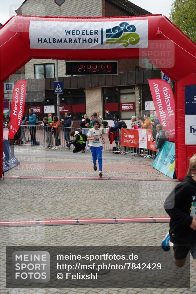 04.05.2025 - 8. Wedeler Halbmarathon Felixshl http://msf.ph/oto/7842429 04.05.2025 12:48:47 Ziel 42, 857, 1172, 1190 meine-sportfotos.de