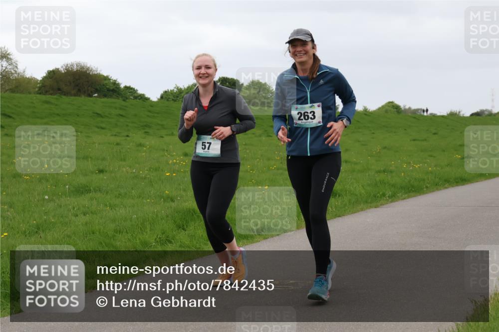 04.05.2025 - 8. Wedeler Halbmarathon Lena Gebhardt http://msf.ph/oto/7842435 04.05.2025 12:14:00 Laufen 57, 263 meine-sportfotos.de