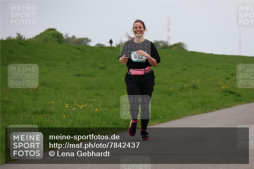 04.05.2025 - 8. Wedeler Halbmarathon Lena Gebhardt http://msf.ph/oto/7842437 04.05.2025 12:14:19 Laufen 532 meine-sportfotos.de