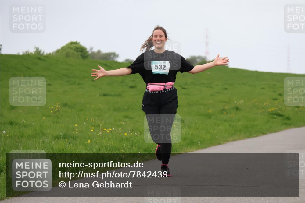 04.05.2025 - 8. Wedeler Halbmarathon Lena Gebhardt http://msf.ph/oto/7842439 04.05.2025 12:14:20 Laufen 532 meine-sportfotos.de