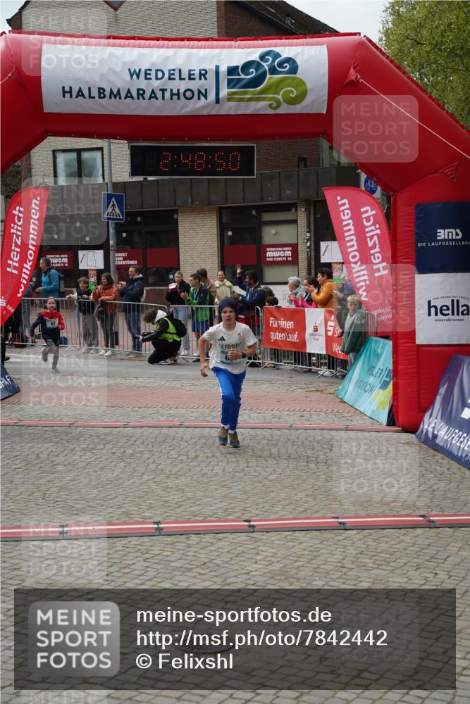 04.05.2025 - 8. Wedeler Halbmarathon Felixshl http://msf.ph/oto/7842442 04.05.2025 12:48:48 Ziel 42, 43, 857, 1061, 1172, 1190 meine-sportfotos.de
