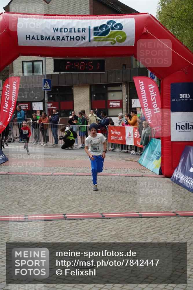 04.05.2025 - 8. Wedeler Halbmarathon Felixshl http://msf.ph/oto/7842447 04.05.2025 12:48:48 Ziel 42, 43, 857, 1061, 1172, 1190 meine-sportfotos.de