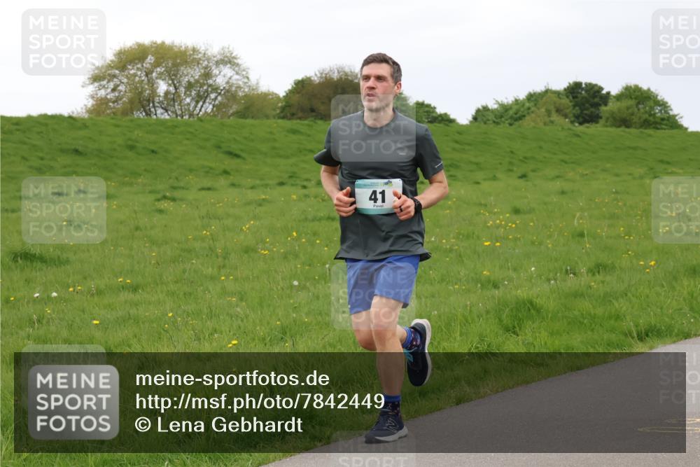 04.05.2025 - 8. Wedeler Halbmarathon Lena Gebhardt http://msf.ph/oto/7842449 04.05.2025 12:15:21 Laufen 41 meine-sportfotos.de