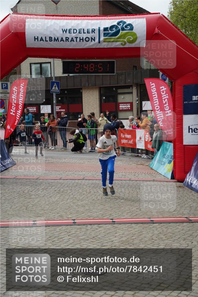 04.05.2025 - 8. Wedeler Halbmarathon Felixshl http://msf.ph/oto/7842451 04.05.2025 12:48:48 Ziel 42, 43, 857, 1061, 1172, 1190 meine-sportfotos.de