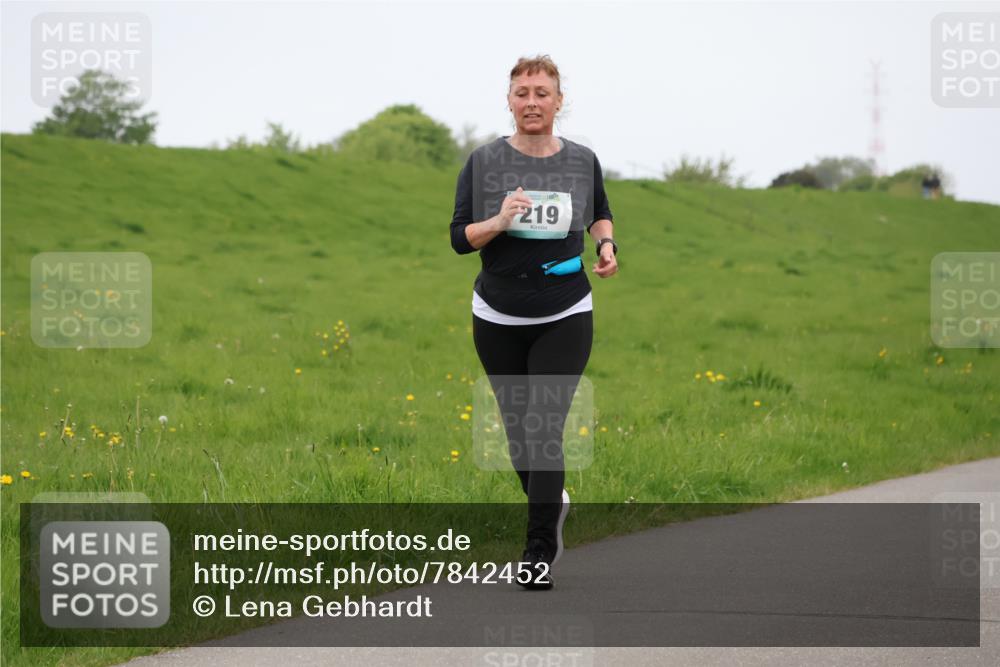 04.05.2025 - 8. Wedeler Halbmarathon Lena Gebhardt http://msf.ph/oto/7842452 04.05.2025 12:15:39 Laufen 219 meine-sportfotos.de