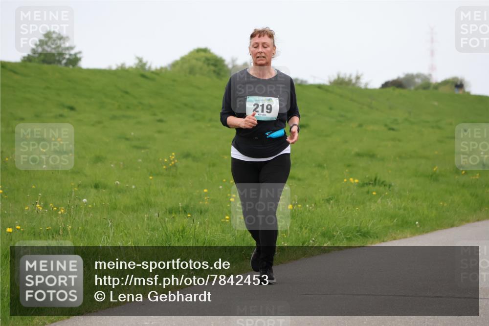 04.05.2025 - 8. Wedeler Halbmarathon Lena Gebhardt http://msf.ph/oto/7842453 04.05.2025 12:15:39 Laufen 219 meine-sportfotos.de