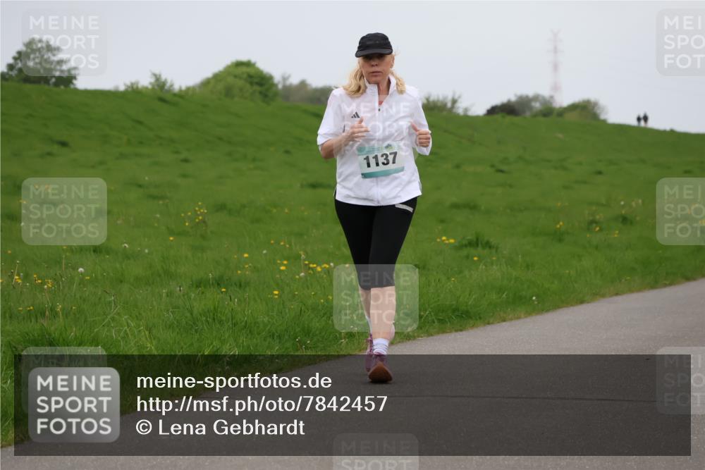 04.05.2025 - 8. Wedeler Halbmarathon Lena Gebhardt http://msf.ph/oto/7842457 04.05.2025 12:16:11 Laufen 1137 meine-sportfotos.de