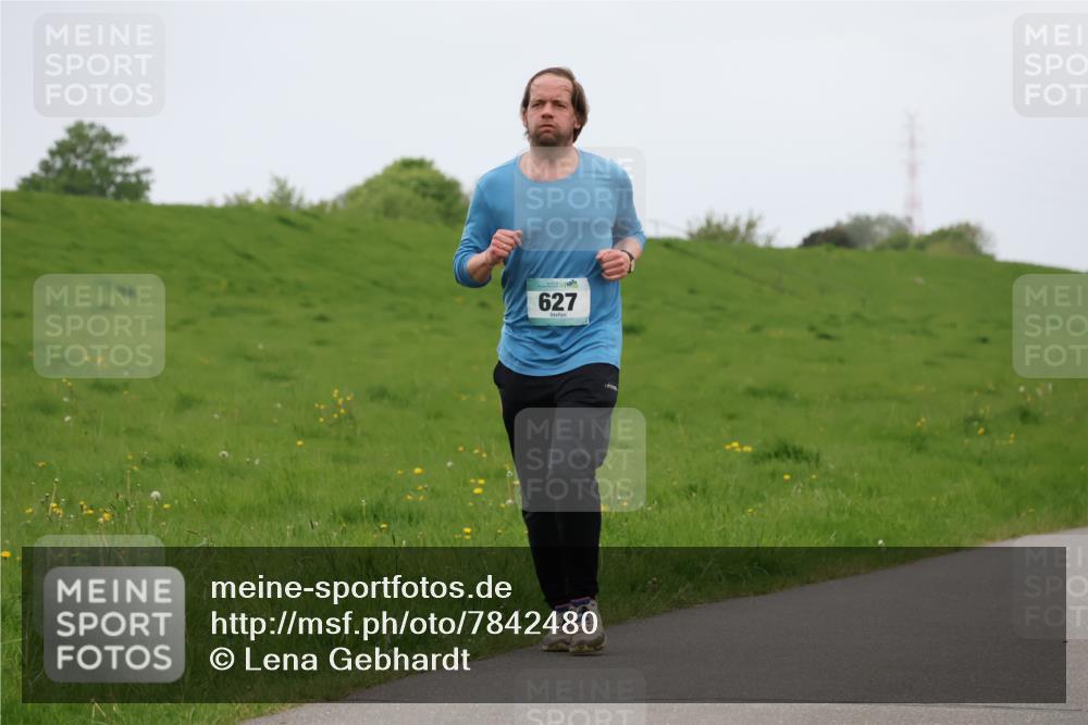 04.05.2025 - 8. Wedeler Halbmarathon Lena Gebhardt http://msf.ph/oto/7842480 04.05.2025 12:17:48 Laufen 627 meine-sportfotos.de