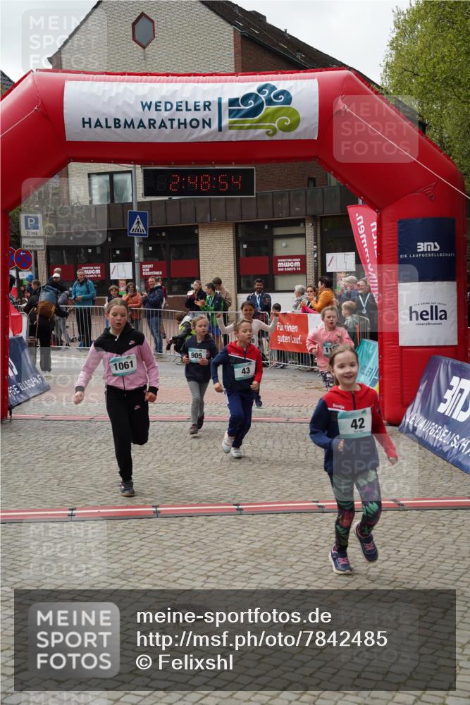 04.05.2025 - 8. Wedeler Halbmarathon Felixshl http://msf.ph/oto/7842485 04.05.2025 12:48:52 Ziel 42, 43, 857, 905, 1061, 1069, 1107 meine-sportfotos.de