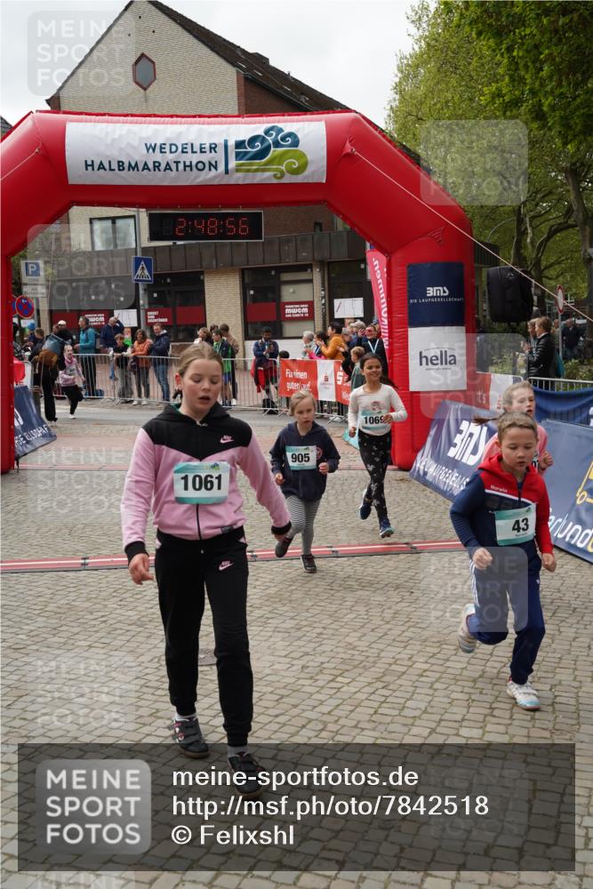 04.05.2025 - 8. Wedeler Halbmarathon Felixshl http://msf.ph/oto/7842518 04.05.2025 12:48:54 Ziel 42, 43, 857, 905, 956, 1061, 1069, 1107 meine-sportfotos.de