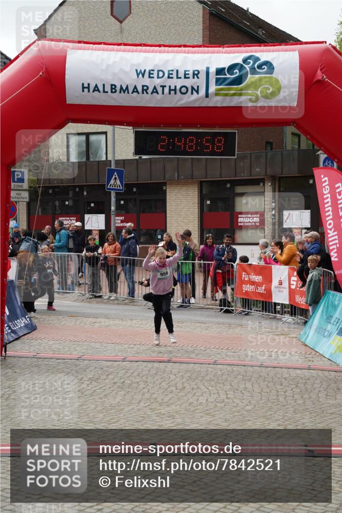 04.05.2025 - 8. Wedeler Halbmarathon Felixshl http://msf.ph/oto/7842521 04.05.2025 12:48:56 Ziel 42, 43, 544, 905, 956, 1061, 1069, 1107 meine-sportfotos.de