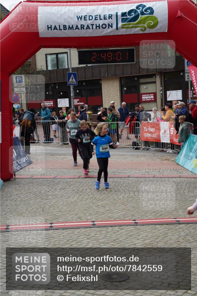 04.05.2025 - 8. Wedeler Halbmarathon Felixshl http://msf.ph/oto/7842559 04.05.2025 12:48:59 Ziel 15, 544, 845, 907, 956, 1069 meine-sportfotos.de
