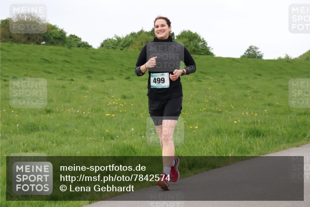 04.05.2025 - 8. Wedeler Halbmarathon Lena Gebhardt http://msf.ph/oto/7842574 04.05.2025 12:23:43 Laufen 499 meine-sportfotos.de