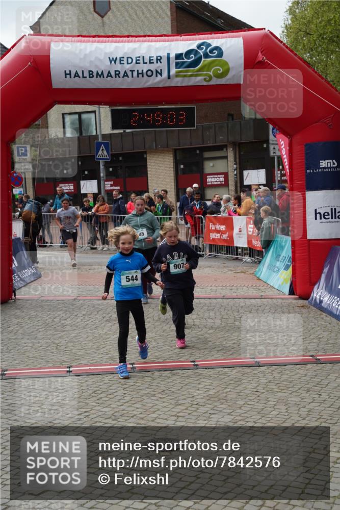 04.05.2025 - 8. Wedeler Halbmarathon Felixshl http://msf.ph/oto/7842576 04.05.2025 12:49:01 Ziel 15, 486, 544, 845, 907, 956 meine-sportfotos.de