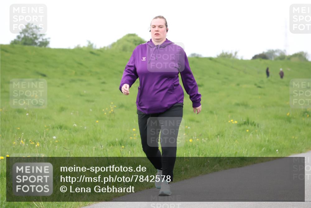 04.05.2025 - 8. Wedeler Halbmarathon Lena Gebhardt http://msf.ph/oto/7842578 04.05.2025 12:23:51 Laufen  meine-sportfotos.de