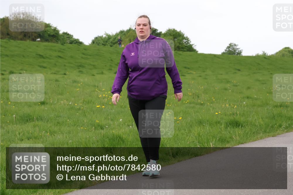 04.05.2025 - 8. Wedeler Halbmarathon Lena Gebhardt http://msf.ph/oto/7842580 04.05.2025 12:23:56 Laufen  meine-sportfotos.de
