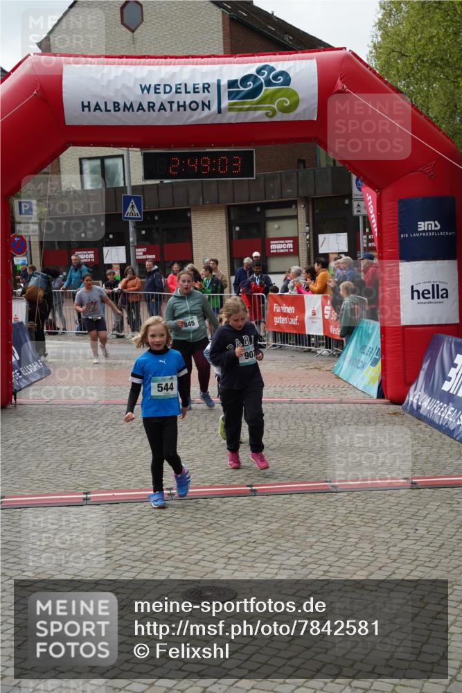 04.05.2025 - 8. Wedeler Halbmarathon Felixshl http://msf.ph/oto/7842581 04.05.2025 12:49:01 Ziel 15, 486, 544, 845, 907, 956 meine-sportfotos.de
