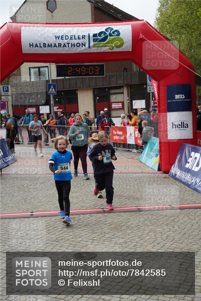 04.05.2025 - 8. Wedeler Halbmarathon Felixshl http://msf.ph/oto/7842585 04.05.2025 12:49:01 Ziel 15, 486, 544, 845, 907, 956 meine-sportfotos.de