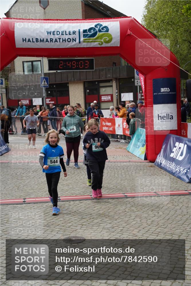 04.05.2025 - 8. Wedeler Halbmarathon Felixshl http://msf.ph/oto/7842590 04.05.2025 12:49:01 Ziel 15, 486, 544, 845, 907, 956 meine-sportfotos.de