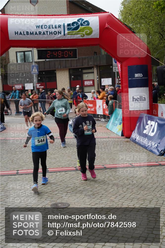 04.05.2025 - 8. Wedeler Halbmarathon Felixshl http://msf.ph/oto/7842598 04.05.2025 12:49:02 Ziel 15, 486, 544, 845, 907, 956 meine-sportfotos.de