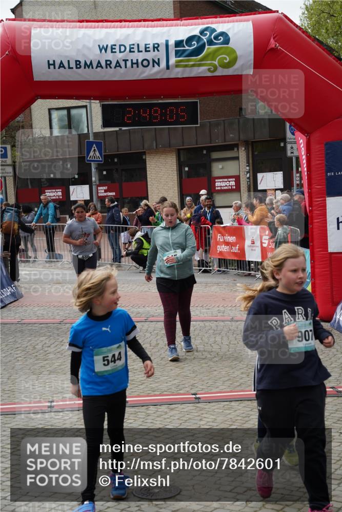 04.05.2025 - 8. Wedeler Halbmarathon Felixshl http://msf.ph/oto/7842601 04.05.2025 12:49:02 Ziel 15, 486, 544, 845, 907, 956 meine-sportfotos.de