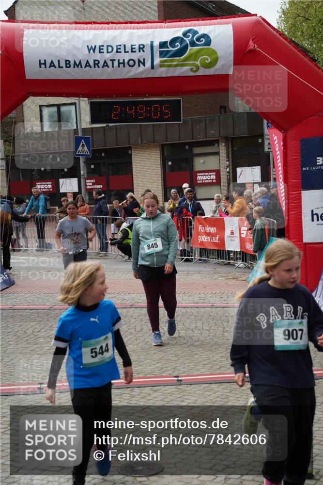 04.05.2025 - 8. Wedeler Halbmarathon Felixshl http://msf.ph/oto/7842606 04.05.2025 12:49:03 Ziel 15, 486, 544, 845, 907, 956 meine-sportfotos.de