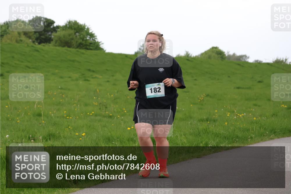 04.05.2025 - 8. Wedeler Halbmarathon Lena Gebhardt http://msf.ph/oto/7842608 04.05.2025 12:26:15 Laufen 182 meine-sportfotos.de