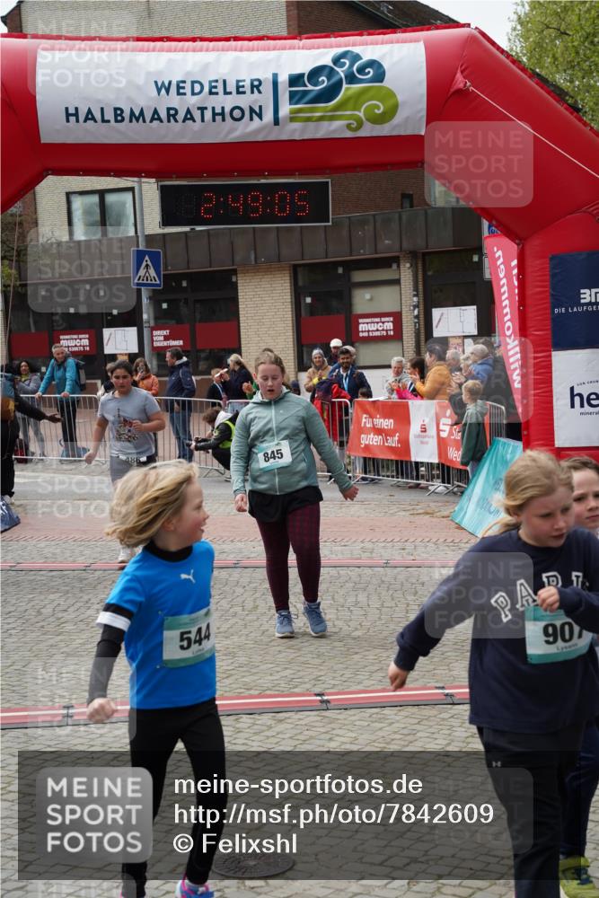 04.05.2025 - 8. Wedeler Halbmarathon Felixshl http://msf.ph/oto/7842609 04.05.2025 12:49:03 Ziel 15, 486, 544, 845, 907, 956 meine-sportfotos.de