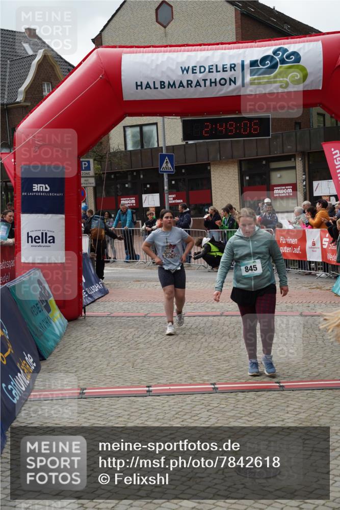 04.05.2025 - 8. Wedeler Halbmarathon Felixshl http://msf.ph/oto/7842618 04.05.2025 12:49:04 Ziel 15, 486, 544, 845, 907 meine-sportfotos.de