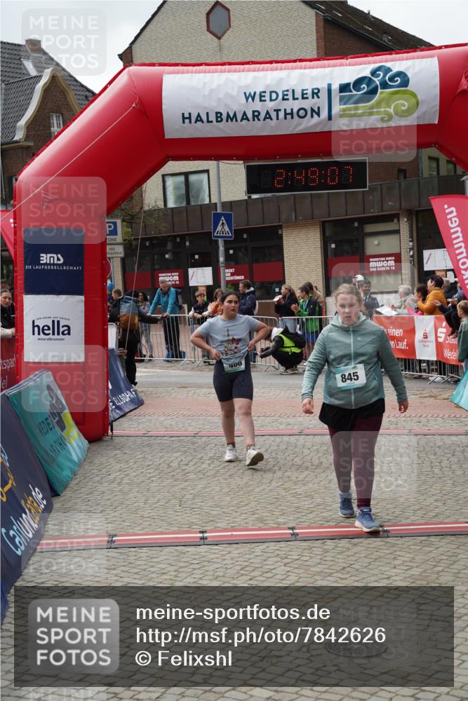 04.05.2025 - 8. Wedeler Halbmarathon Felixshl http://msf.ph/oto/7842626 04.05.2025 12:49:04 Ziel 15, 486, 544, 845, 907 meine-sportfotos.de