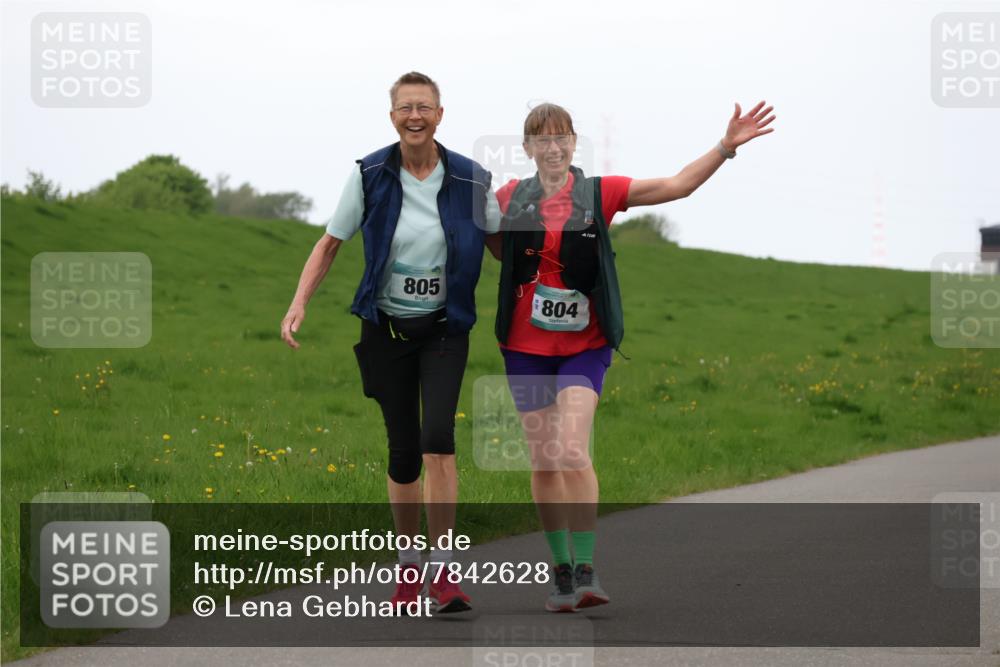 04.05.2025 - 8. Wedeler Halbmarathon Lena Gebhardt http://msf.ph/oto/7842628 04.05.2025 12:30:02 Laufen 805, 804 meine-sportfotos.de