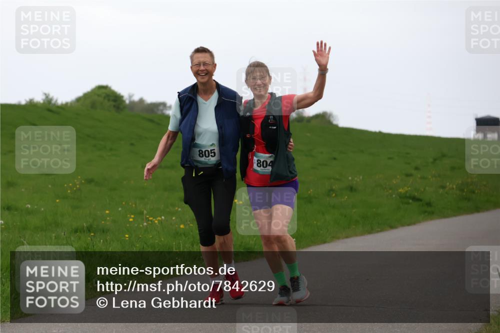 04.05.2025 - 8. Wedeler Halbmarathon Lena Gebhardt http://msf.ph/oto/7842629 04.05.2025 12:30:03 Laufen 805, 804 meine-sportfotos.de