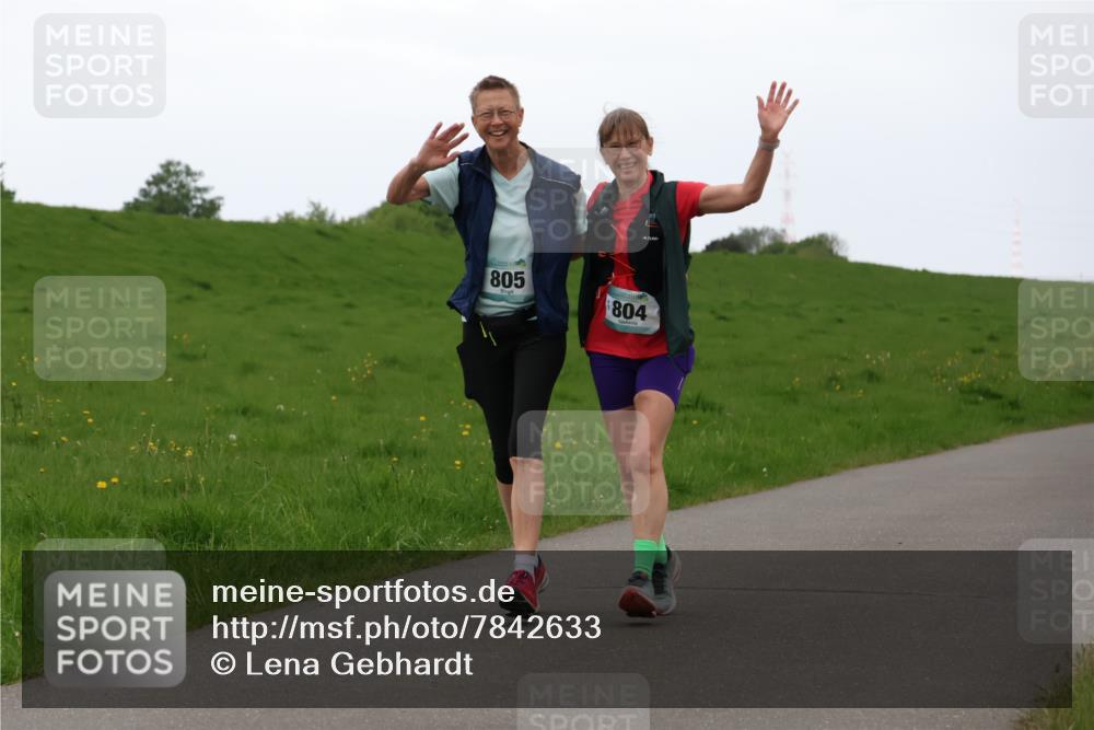 04.05.2025 - 8. Wedeler Halbmarathon Lena Gebhardt http://msf.ph/oto/7842633 04.05.2025 12:30:03 Laufen 805, 804 meine-sportfotos.de