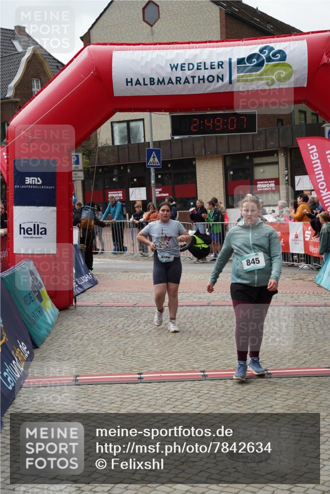 04.05.2025 - 8. Wedeler Halbmarathon Felixshl http://msf.ph/oto/7842634 04.05.2025 12:49:05 Ziel 15, 486, 544, 845, 907 meine-sportfotos.de