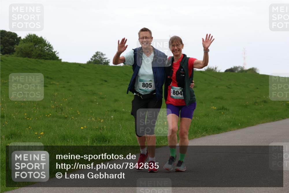 04.05.2025 - 8. Wedeler Halbmarathon Lena Gebhardt http://msf.ph/oto/7842635 04.05.2025 12:30:04 Laufen 805, 804 meine-sportfotos.de