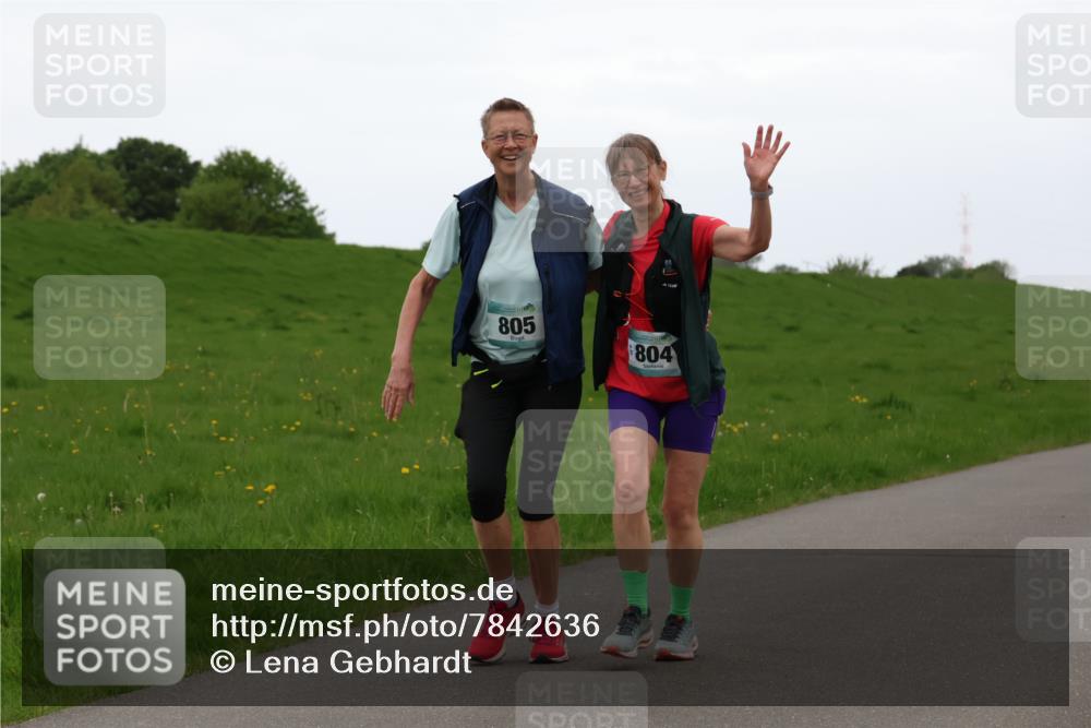 04.05.2025 - 8. Wedeler Halbmarathon Lena Gebhardt http://msf.ph/oto/7842636 04.05.2025 12:30:05 Laufen 805, 804 meine-sportfotos.de