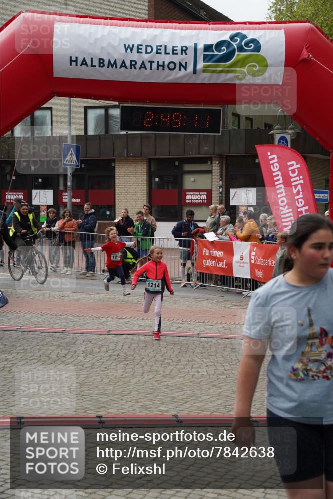 04.05.2025 - 8. Wedeler Halbmarathon Felixshl http://msf.ph/oto/7842638 04.05.2025 12:49:09 Ziel 486, 1214, 1216 meine-sportfotos.de