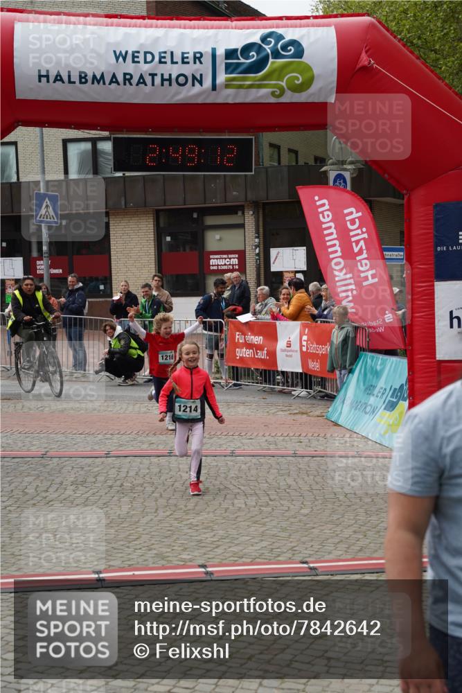 04.05.2025 - 8. Wedeler Halbmarathon Felixshl http://msf.ph/oto/7842642 04.05.2025 12:49:10 Ziel 1214, 1216 meine-sportfotos.de