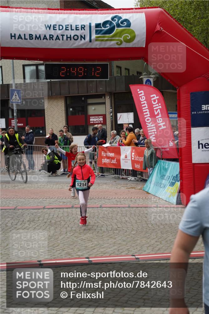 04.05.2025 - 8. Wedeler Halbmarathon Felixshl http://msf.ph/oto/7842643 04.05.2025 12:49:10 Ziel 1214, 1216 meine-sportfotos.de