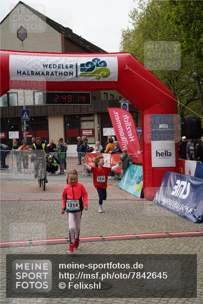 04.05.2025 - 8. Wedeler Halbmarathon Felixshl http://msf.ph/oto/7842645 04.05.2025 12:49:11 Ziel 1214, 1216 meine-sportfotos.de