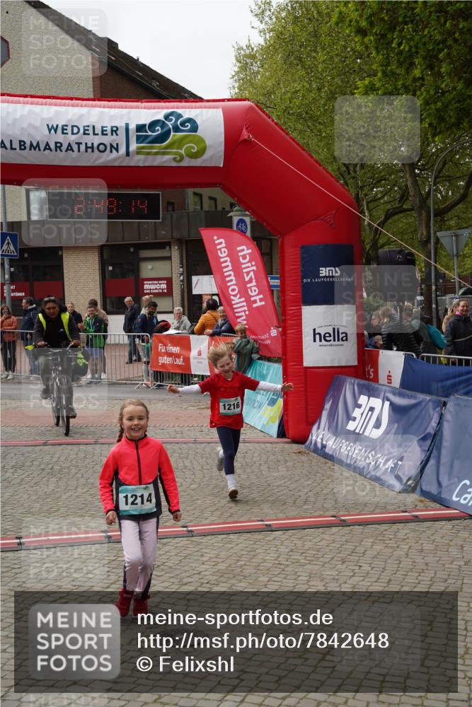 04.05.2025 - 8. Wedeler Halbmarathon Felixshl http://msf.ph/oto/7842648 04.05.2025 12:49:12 Ziel 1214, 1216 meine-sportfotos.de