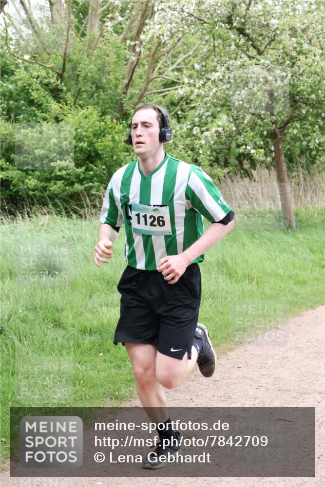 04.05.2025 - 8. Wedeler Halbmarathon Lena Gebhardt http://msf.ph/oto/7842709 04.05.2025 11:18:35 Laufen  meine-sportfotos.de