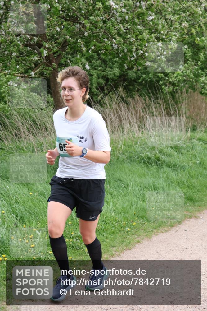 04.05.2025 - 8. Wedeler Halbmarathon Lena Gebhardt http://msf.ph/oto/7842719 04.05.2025 11:18:43 Laufen  meine-sportfotos.de