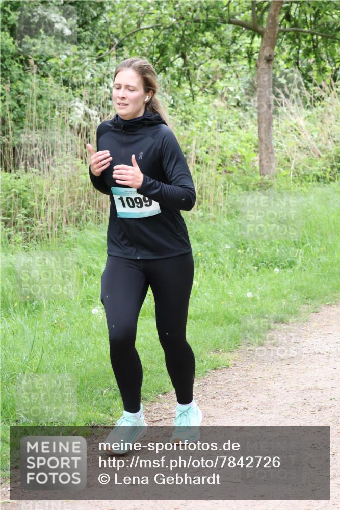 04.05.2025 - 8. Wedeler Halbmarathon Lena Gebhardt http://msf.ph/oto/7842726 04.05.2025 11:19:14 Laufen  meine-sportfotos.de