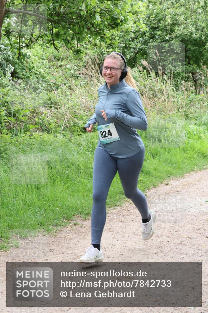 04.05.2025 - 8. Wedeler Halbmarathon Lena Gebhardt http://msf.ph/oto/7842733 04.05.2025 11:19:22 Laufen  meine-sportfotos.de