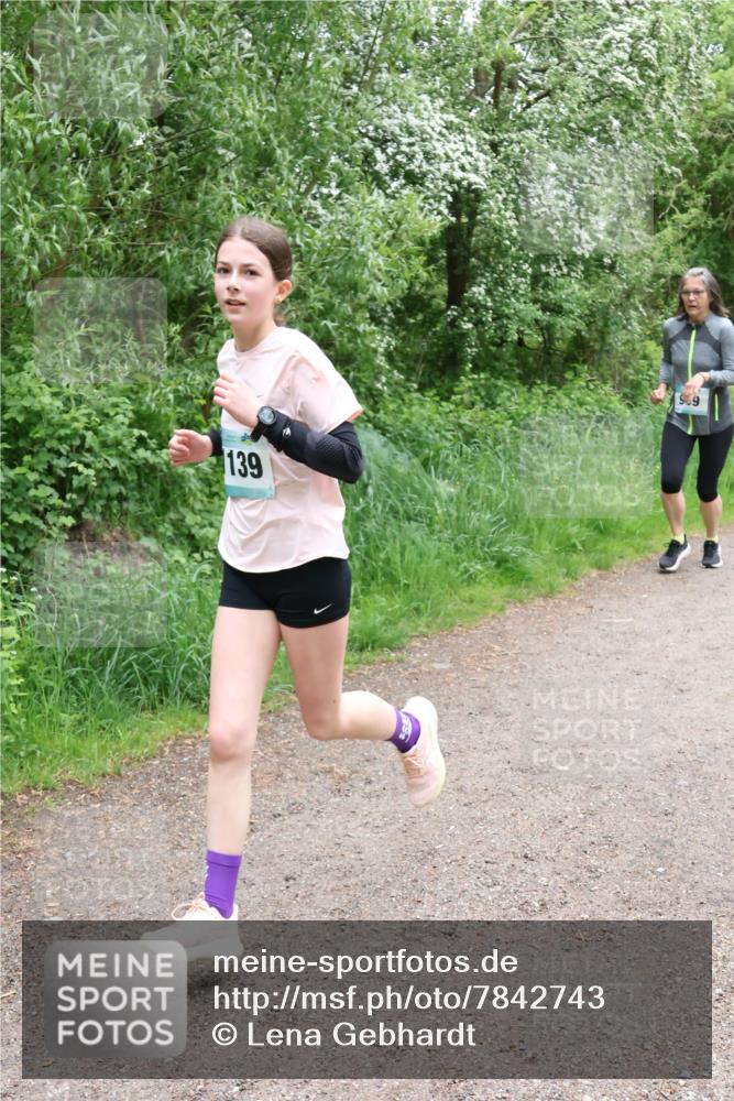 04.05.2025 - 8. Wedeler Halbmarathon Lena Gebhardt http://msf.ph/oto/7842743 04.05.2025 11:20:17 Laufen  meine-sportfotos.de