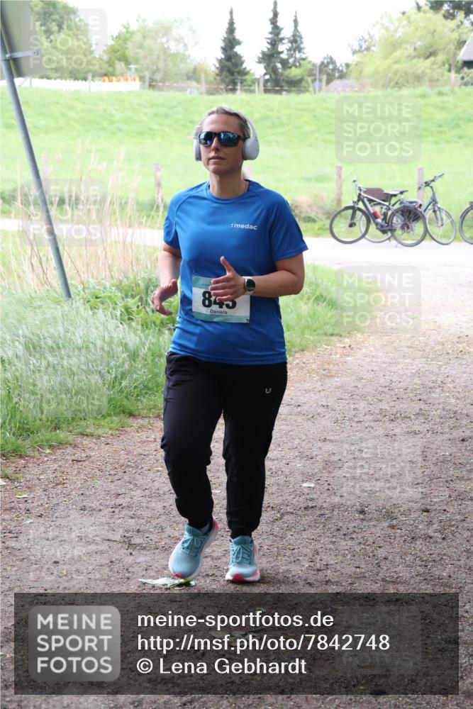 04.05.2025 - 8. Wedeler Halbmarathon Lena Gebhardt http://msf.ph/oto/7842748 04.05.2025 11:21:07 Laufen  meine-sportfotos.de