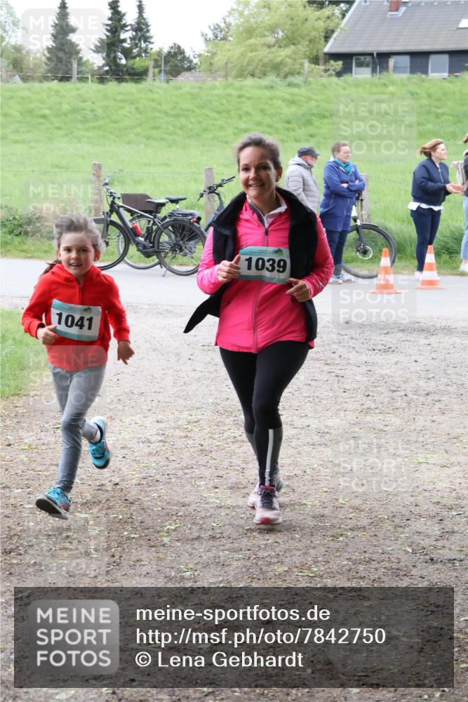 04.05.2025 - 8. Wedeler Halbmarathon Lena Gebhardt http://msf.ph/oto/7842750 04.05.2025 11:21:12 Laufen  meine-sportfotos.de